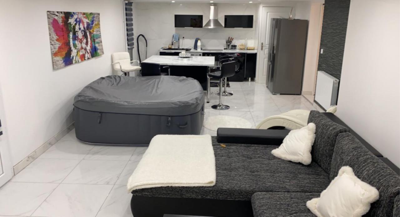 Love Room Givors Bagian luar foto