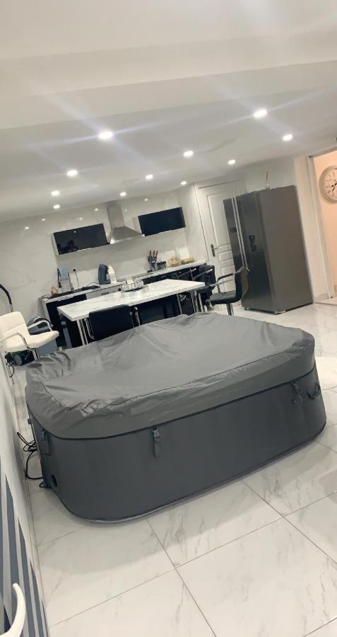 Love Room Givors Bagian luar foto