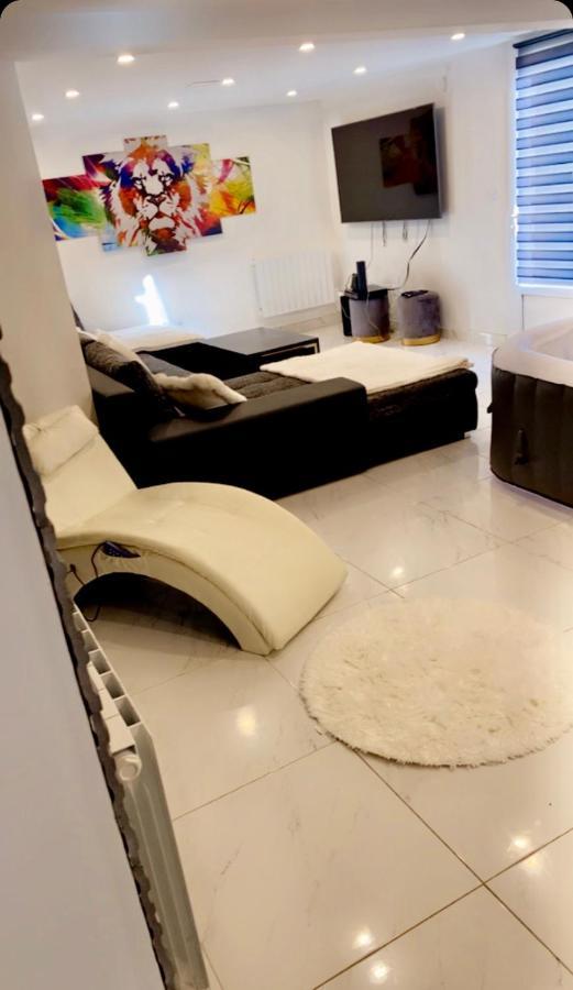 Love Room Givors Bagian luar foto